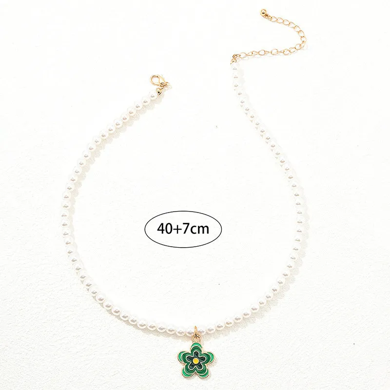 Elegant Parisian Pearl Collar Necklace with Retro Floral Pendant
