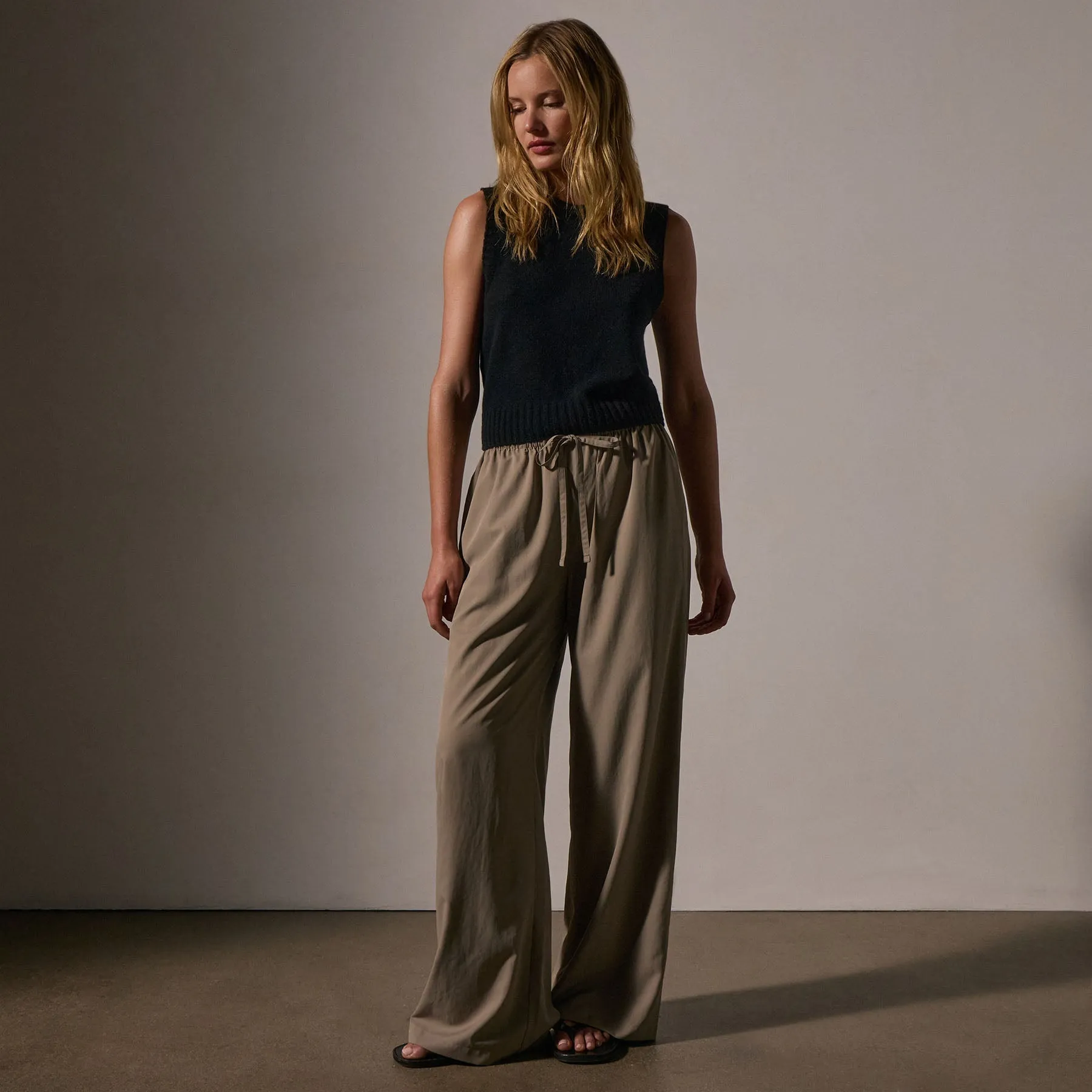 Lightweight Matte Sateen Trouser - Fawn