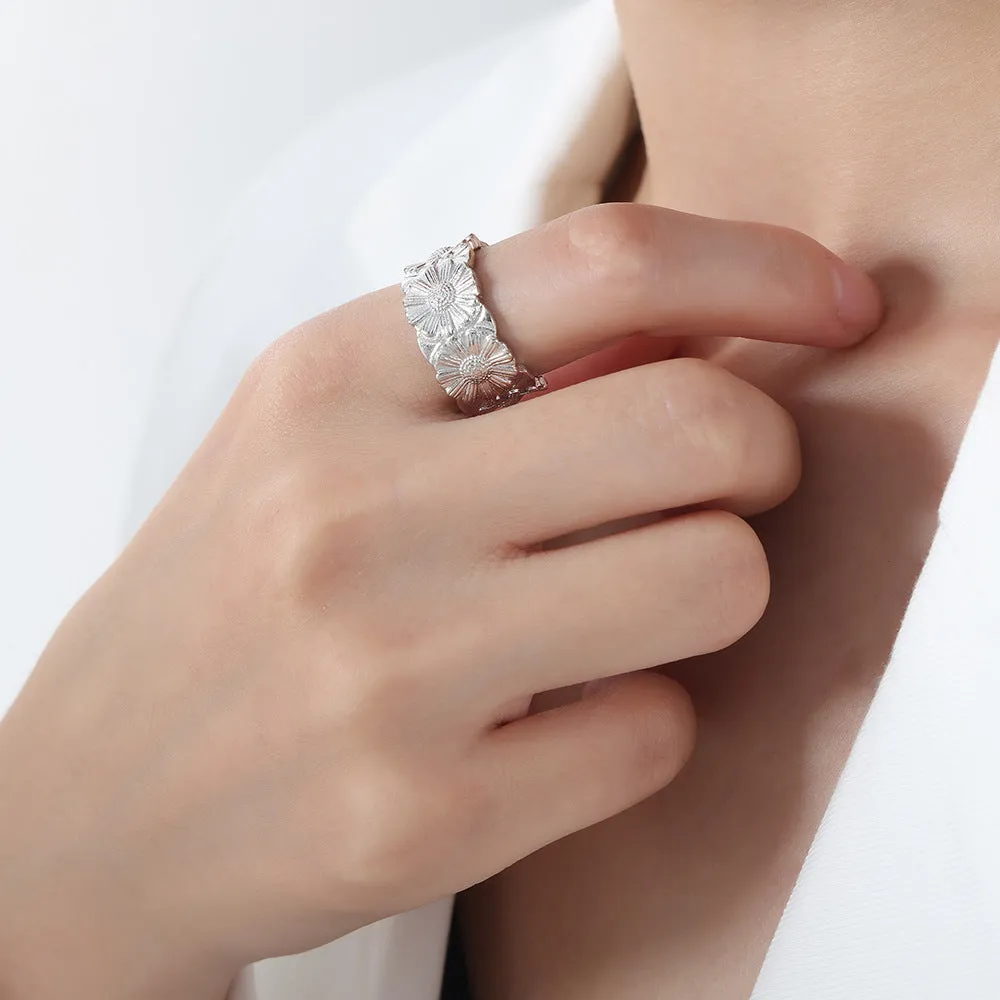 Luxurious 18K Gold Plated Steel Ring with Timeless Floral Design
